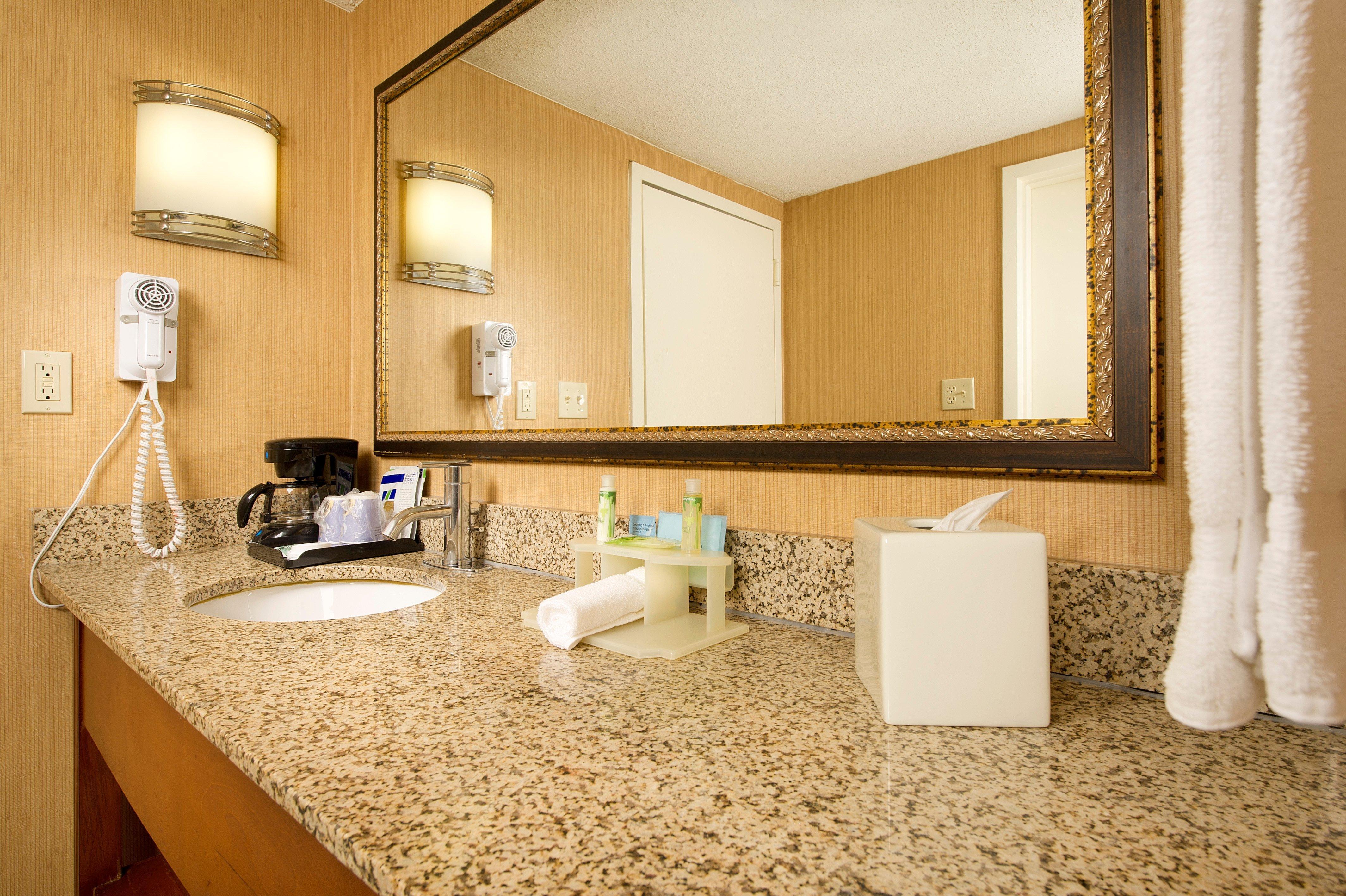 Holiday Inn Express Fairfax-Arlington Boulevard By Ihg Exterior photo